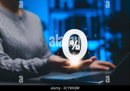 Offre de taux d'intérêt zéro pour cent dans Financial concept. Personne détenant le symbole 0% en main, symbolisant le taux d'intérêt zéro, libre, épargne, financier Banque D'Images