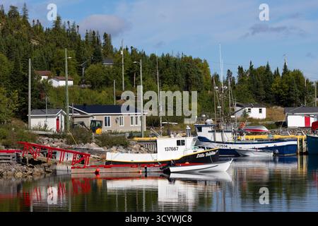 Bateaux de pêche amarrés dans le port de Port Hope Simpson, Labrador. Banque D'Images
