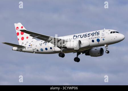 Ein Airbus A319-100 der Fluglinie, Airline, Fluggesellschaft Brussels Airlines mit dem Kennzeichen, der Registrierung OO-SSO im Landeanflug auf den Flughafen Frankfurt, BEI der Landung am Airport Frankfurt Rhein main, 18.10.2025, Frankfurt am 100 main Deutschland, Wirtschaft, Reisen, Flugzeuge am Flughafen Frankfurt am 2025 main Frankfurt am avions à Francfort-sur-le-main Banque D'Images