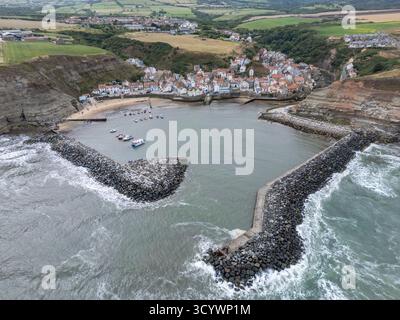 Vue aérienne de la plage et du petit port à Staithes, North Yorkshire, Royaume-Uni. Banque D'Images