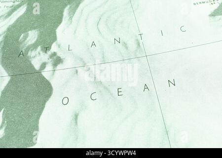 L'image montre une carte nautique du fond de l'océan Atlantique, affichant des caractéristiques topographiques comme les crêtes, les creux et les plaines montre des données bathymétriques nous Banque D'Images