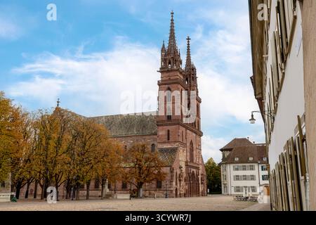 Le Basler Münster, une cathédrale historique avec des tours jumelles surplombant le Rhin à Bâle, canton de Bâle-ville. Banque D'Images