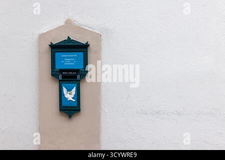 Une boîte aux lettres murale historique de la poste suisse dans la vieille ville de Bâle, canton de Bâle-ville. Banque D'Images