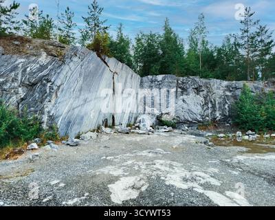 Grand mur de pierre en marbre. Il y a une petite tache de saleté au milieu des rochers Banque D'Images