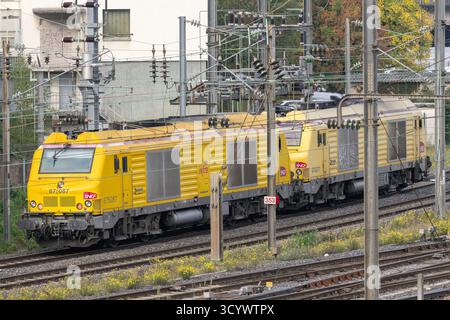 Nancy, France - vue sur une locomotive diesel-électrique jaune Alstom - Siemens BB 75000 traversant la gare de Nancy. Banque D'Images