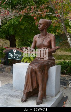 Une statue de la chanteuse américaine Nina Simone sur Nina Simone Plaza dans la ville natale de la chanteuse, Tryon, Caroline du Nord. Banque D'Images