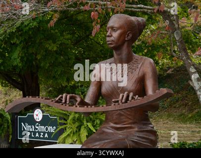 Une statue de la chanteuse américaine Nina Simone sur Nina Simone Plaza dans la ville natale de la chanteuse, Tryon, Caroline du Nord. Banque D'Images