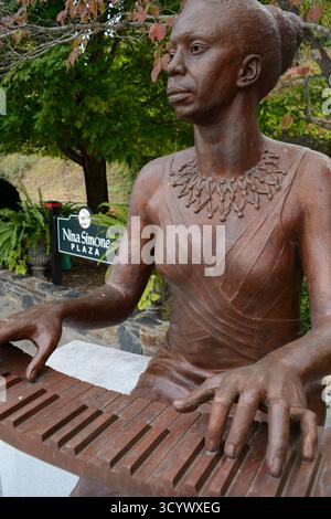 Une statue de la chanteuse américaine Nina Simone sur Nina Simone Plaza dans la ville natale de la chanteuse, Tryon, Caroline du Nord. Banque D'Images