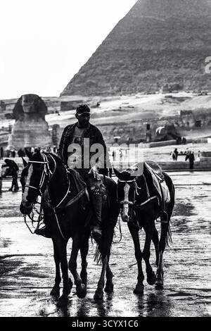 Images éditoriales des pyramides de Gizeh, du Sphinx et du plateau de Gizeh près du Caire, capturant les merveilles antiques, la culture et la beauté intemporelle de l’Égypte. Banque D'Images