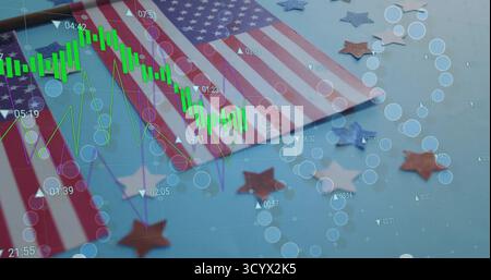 Affichage de deux drapeaux américains flanquant des cartes en chandelier sur la surface bleue, avec des confettis étoilés. Patriotisme, finance, analyse de marché, visualizatio de données Banque D'Images