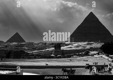 Images éditoriales des pyramides de Gizeh, du Sphinx et du plateau de Gizeh près du Caire, capturant les merveilles antiques, la culture et la beauté intemporelle de l’Égypte. Banque D'Images