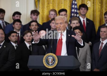 Washington DC, États-Unis. 20 octobre 2025. Le président AMÉRICAIN Donald Trump fait des remarques alors qu’il participe à une visite avec les champions de baseball LSU et LSU Shreveport dans la salle est de la Maison Blanche à Washington, DC, États-Unis, le 20 octobre 2025. Photo de Yuri Gripas/ABACAPRESS.COM crédit : Abaca Press/Alamy Live News Banque D'Images
