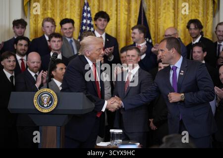 Washington DC, États-Unis. 20 octobre 2025. Le président AMÉRICAIN Donald Trump participe à une visite avec les champions de baseball LSU et LSU Shreveport dans la salle est de la Maison Blanche à Washington, DC, États-Unis, le 20 octobre 2025. Photo de Yuri Gripas/ABACAPRESS.COM crédit : Abaca Press/Alamy Live News Banque D'Images