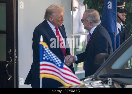 Washington, États-Unis. 20 octobre 2025. Le président américain Donald Trump (à gauche) accueille le premier ministre australien Anthony Albanese à la Maison Blanche à Washington, DC, aux États-Unis, le 20 octobre 2025. Crédit : HU Yousong/Xinhua/Alamy Live News Banque D'Images