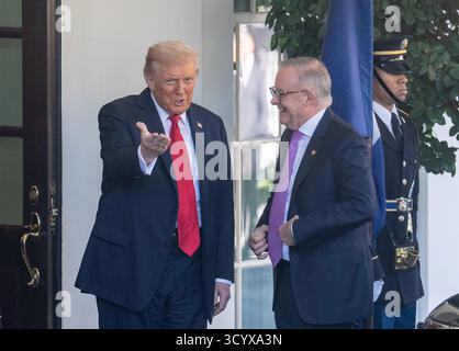 Washington, États-Unis. 20 octobre 2025. Le président américain Donald Trump (à gauche) accueille le premier ministre australien Anthony Albanese à la Maison Blanche à Washington, DC, aux États-Unis, le 20 octobre 2025. Crédit : HU Yousong/Xinhua/Alamy Live News Banque D'Images
