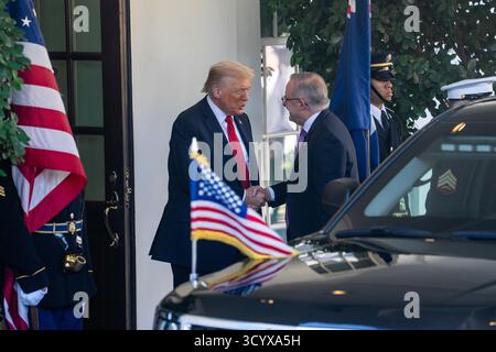 Washington, États-Unis. 20 octobre 2025. Le président américain Donald Trump (à gauche) accueille le premier ministre australien Anthony Albanese à la Maison Blanche à Washington, DC, aux États-Unis, le 20 octobre 2025. Crédit : HU Yousong/Xinhua/Alamy Live News Banque D'Images