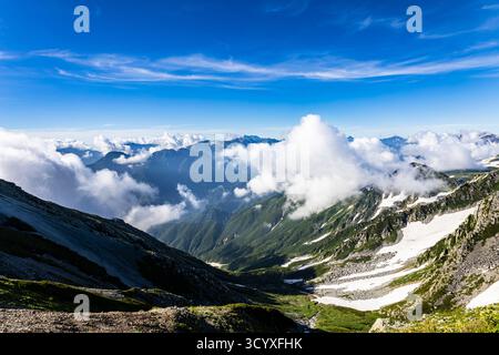 Montagnes Tateyama (Mont Tate), vue sur le mont Yarigatake et Hotaka, depuis le sentier du mont. Sanctuaire d'Oyama, Alpes du Nord, ville de Tateyama, Toyama, Japon, Asie Banque D'Images