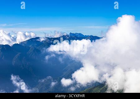 Montagnes Tateyama (Mont Tate), vue sur le mont Yarigatake et Hotaka, depuis le sentier du mont. Sanctuaire d'Oyama, Alpes du Nord, ville de Tateyama, Toyama, Japon, Asie Banque D'Images