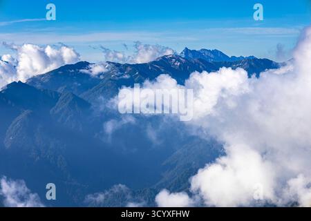 Montagnes Tateyama (Mont Tate), vue sur le mont Yarigatake et Hotaka, depuis le sentier du mont. Sanctuaire d'Oyama, Alpes du Nord, ville de Tateyama, Toyama, Japon, Asie Banque D'Images