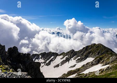 Montagnes Tateyama (Mont Tate), vue sur le mont nuageux Harinoki-dake, du sanctuaire Tateyama Oyama, montagnes Hida, ville de Tateyama, Toyama, Japon, Asie Banque D'Images