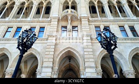 Vue en bas angle de la façade ajourée de l'hôtel de ville de Vienne et des lampadaires vintage. Autriche Banque D'Images