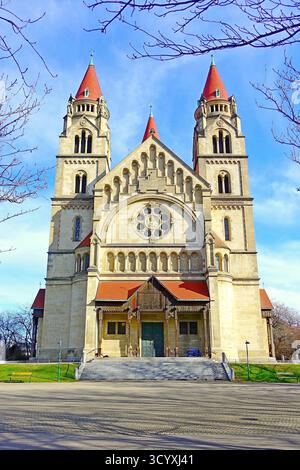 Vue de la façade festive de l'église Saint François d'assise contre un ciel bleu. Vienne, Autriche Banque D'Images