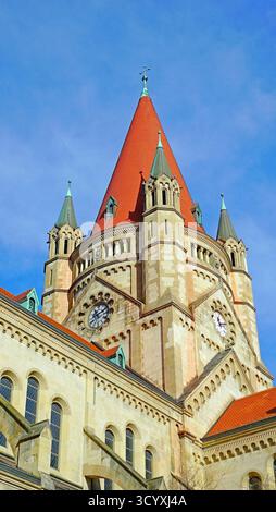 La tour pointue avec le toit de tuiles rouges de l'église Saint François d'assise à Leopoldstadt, Vienn, Autriche Banque D'Images