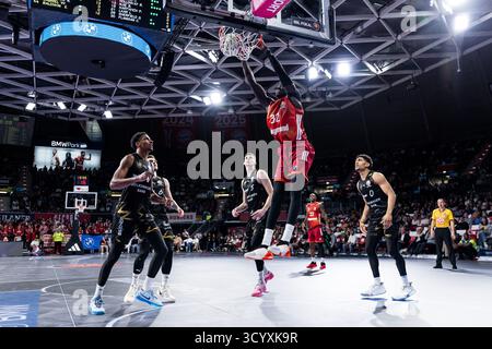 Wenyen Gabriel (FC Bayern M?nchen, 32) dunkt BBL Pokal, FC Bayern M?nchen - Basketball l ?Wen Braunschweig ; M?nchen, BMW Park AM 20.10.2025 Banque D'Images