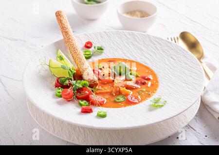 Soupe thaïlandaise exclusive en tant que nourriture de qualité supérieure fabriquée dans un restaurant. Soupe thaïlandaise avec une décoration exquise. Banque D'Images