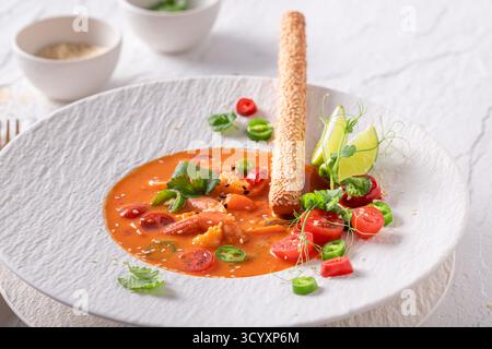 Soupe thaïlandaise raffinée comme plat raffiné dans un restaurant. Soupe thaïlandaise comme plat d'assiette exclusif. Banque D'Images