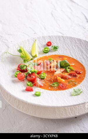 Soupe thaïlandaise raffinée comme nourriture de haute qualité dans un restaurant sophistiqué. Soupe thaïlandaise comme plat d'assiette exclusif. Banque D'Images