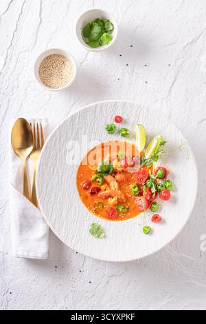 Soupe thaïlandaise élégante comme nourriture de première qualité faite dans le restaurant. Soupe thaïlandaise comme plat d'assiette exclusif. Banque D'Images