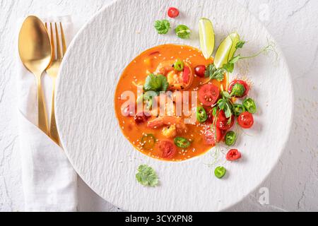 Soupe thaïlandaise épicée comme nourriture de première qualité faite dans le restaurant. Soupe thaïlandaise avec une décoration exquise. Banque D'Images