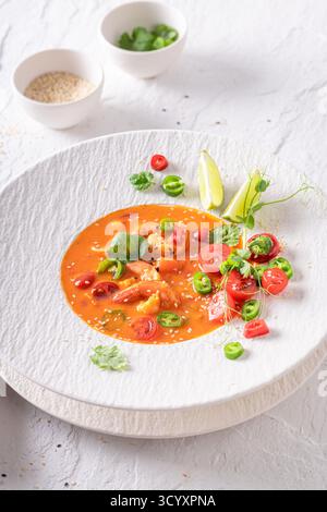 Soupe thaïlandaise élégante dans un restaurant exclusif préparé par le chef. Soupe thaïlandaise avec une décoration exquise. Banque D'Images