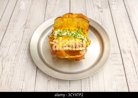 Publicité nature morte avec un hamburger parfaitement construit, des côtés symétriques et un éclairage artificiel contrôlé Banque D'Images