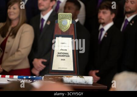 Washington, DC, États-Unis. 20 octobre 2025. Trophée du championnat NAIA appartenant aux pilotes de LSU Shreveport exposé dans la salle est de la Maison Blanche à Washington, DC, USA, le lundi 20 octobre, 2025. crédit : Mattie Neretin/CNP/dpa/Alamy Live News Banque D'Images