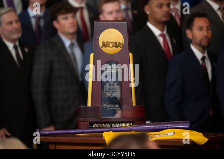 Washington, DC, États-Unis. 20 octobre 2025. Trophée du championnat de la Division i de la NCAA appartenant aux Tigres de la LSU exposé dans la salle est de la Maison Blanche à Washington, DC, USA, le lundi 20 octobre, 2025. crédit : Mattie Neretin/CNP/dpa/Alamy Live News Banque D'Images