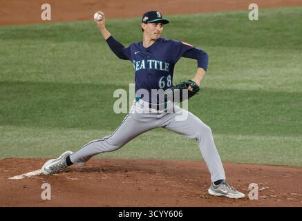 Toronto, Canada. 20 octobre 2025. Le lanceur de départ des Seattle Mariners George Kirby (68) lance la première manche contre les Blue Jays de Toronto lors du septième match de la série du championnat de la Ligue américaine MLB au Rogers Centre à Toronto, Canada, le lundi 20 octobre 2025. Photo de John Angelillo/UPI crédit : UPI/Alamy Live News Banque D'Images