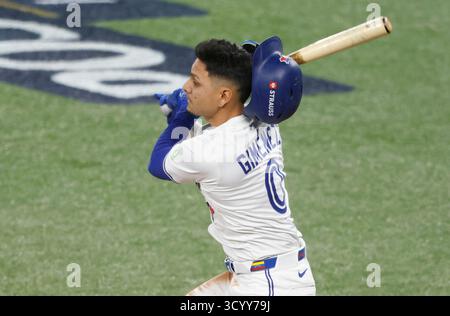 Toronto, Canada. 20 octobre 2025. Les Blue Jays de Toronto Andres Gimenez perdent son casque alors qu’il bat en première manche contre les Mariners de Seattle lors du septième match de la série de championnat de la Ligue américaine de la MLB au Rogers Centre à Toronto, Canada, le lundi 20 octobre 2025. Photo de John Angelillo/UPI crédit : UPI/Alamy Live News Banque D'Images