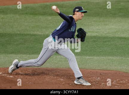 Toronto, Canada. 20 octobre 2025. Le lanceur de départ des Seattle Mariners George Kirby (68) lance la première manche contre les Blue Jays de Toronto lors du septième match de la série du championnat de la Ligue américaine MLB au Rogers Centre à Toronto, Canada, le lundi 20 octobre 2025. Photo de John Angelillo/UPI crédit : UPI/Alamy Live News Banque D'Images