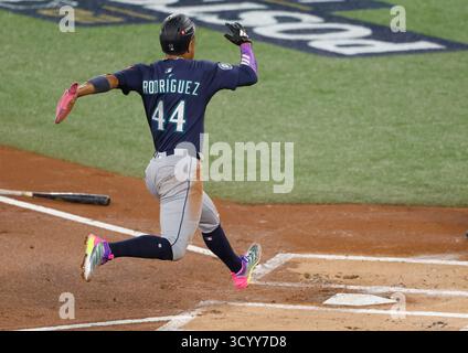 Toronto, Canada. 20 octobre 2025. Les Mariners de Seattle Julio Rodríguez (44) marquent sur un simple de Josh Naylor en première manche contre les Blue Jays de Toronto lors du septième match de la série du Championnat de la Ligue américaine de la MLB au Rogers Centre à Toronto, Canada, le lundi 20 octobre 2025. Photo de John Angelillo/UPI crédit : UPI/Alamy Live News Banque D'Images