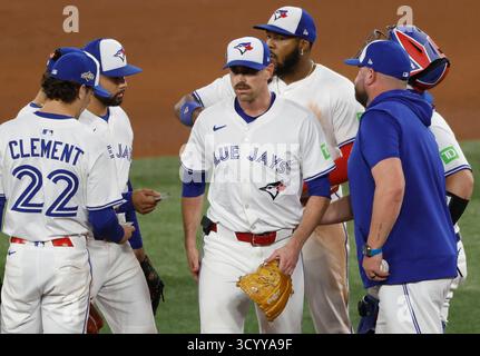 Toronto, Canada. 20 octobre 2025. Le lanceur de départ des Blue Jays de Toronto, Shane Bieber (57), est éliminé du match contre les Mariners de Seattle en quatrième manche lors du septième match de la série du Championnat de la Ligue américaine de la MLB au Rogers Centre à Toronto, Canada, le lundi 20 octobre 2025. Photo de John Angelillo/UPI crédit : UPI/Alamy Live News Banque D'Images