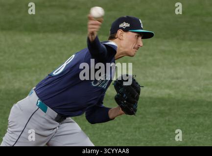 Toronto, Canada. 20 octobre 2025. Le lanceur de départ des Seattle Mariners George Kirby (68) lance la quatrième manche contre les Blue Jays de Toronto lors du septième match de la série du championnat de la Ligue américaine MLB au Rogers Centre à Toronto, Canada, le lundi 20 octobre 2025. Photo de John Angelillo/UPI crédit : UPI/Alamy Live News Banque D'Images