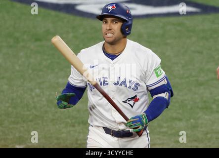 Toronto, Canada. 20 octobre 2025. George Springer (4), le batteur désigné des Blue Jays de Toronto, réagit après avoir frappé en cinquième manche contre les Mariners de Seattle lors du septième match de la série de championnat de la Ligue américaine de la MLB au Rogers Centre à Toronto, Canada, le lundi 20 octobre 2025. Photo de John Angelillo/UPI crédit : UPI/Alamy Live News Banque D'Images
