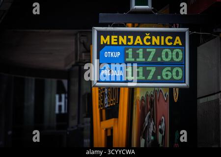 BELGRADE, SERBIE - 17 AOÛT 2025 : Sign of a Menjacnica, un bureau de change en Serbie affiche les taux d'achat et de vente du dinar serbe RSD contre t Banque D'Images