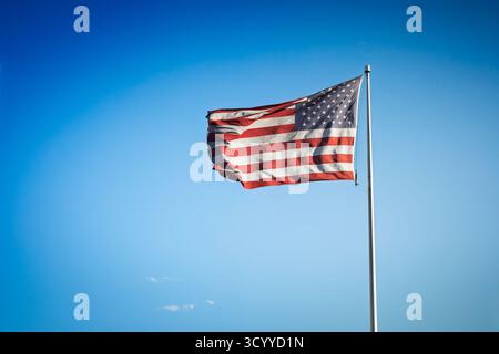 Vue rapprochée du drapeau américain, le drapeau des États-Unis, états-unis d'amérique, ondulant contre un ciel bleu clair, montrant les étoiles et les rayures avec St Banque D'Images