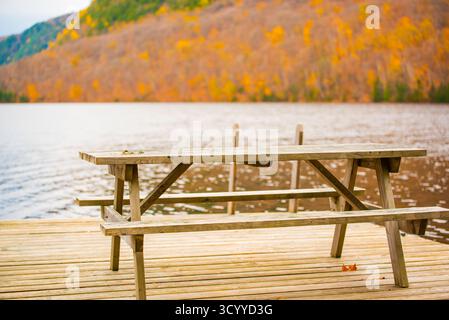 Lac-du-sable, Canada - Oct.19 2025 : la vue colorée du feuillage automnal du Lac-du-sable au Québec Canda Banque D'Images