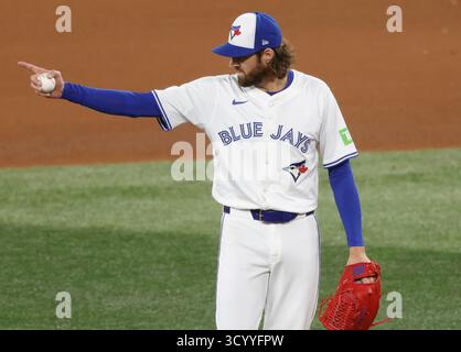 Toronto, Canada. 20 octobre 2025. Kevin Gausman (34), lanceur des Blue Jays de Toronto, réagit après un double match contre les Mariners de Seattle en septième manche lors du septième match de la série du Championnat de la Ligue américaine de la MLB au Rogers Centre à Toronto, Canada, le lundi 20 octobre 2025. Photo de John Angelillo/UPI crédit : UPI/Alamy Live News Banque D'Images