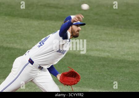 Toronto, Canada. 20 octobre 2025. Kevin Gausman (34), lanceur des Blue Jays de Toronto, lance contre les Mariners de Seattle en septième manche lors du septième match de la série du championnat de la Ligue américaine de la MLB au Rogers Centre à Toronto, Canada, le lundi 20 octobre 2025. Photo de John Angelillo/UPI crédit : UPI/Alamy Live News Banque D'Images