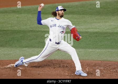 Toronto, Canada. 20 octobre 2025. Kevin Gausman (34), lanceur des Blue Jays de Toronto, lance contre les Mariners de Seattle en septième manche lors du septième match de la série du championnat de la Ligue américaine de la MLB au Rogers Centre à Toronto, Canada, le lundi 20 octobre 2025. Photo de John Angelillo/UPI crédit : UPI/Alamy Live News Banque D'Images